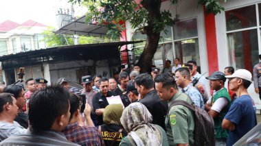 Endonezya polisi ve yetkilileri bir suç soruşturmasından elde edilen kanıtları gösteren bir basın toplantısı düzenlediler. Üniformalı polis memurları ve siviller, 23 Nisan 2025 'te Pemalang' da halka bir dava sundular.