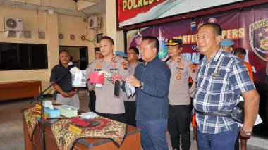 Endonezya polisi ve yetkilileri bir suç soruşturmasından elde edilen kanıtları gösteren bir basın toplantısı düzenlediler. Üniformalı polis memurları ve siviller, 23 Nisan 2025 'te Pemalang' da halka bir dava sundular.