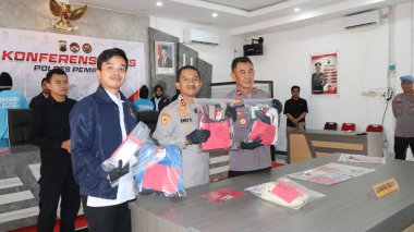 Endonezya polisi ve yetkilileri bir suç soruşturmasından elde edilen kanıtları gösteren bir basın toplantısı düzenlediler. Üniformalı polis memurları ve siviller, 23 Nisan 2025 'te Pemalang' da halka bir dava sundular.