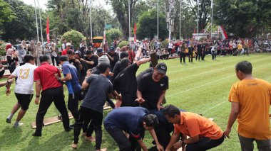 Bir grup insan bir parkta toplandı. Sahne kutlama ve canlı, Pekalongan Endonezya, 14 Ağustos 2025