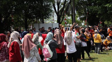 Bir grup insan bir parkta toplandı. Sahne kutlama ve canlı, Pekalongan Endonezya, 14 Ağustos 2025