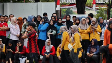 Birlikte duran bir grup insan. Hepsi gülümsüyor ve gösterinin ya da ilginç aktivitenin tadını çıkarıyor gibi görünüyorlar, Pekalongan Endonezya, 14 Ağustos 2025