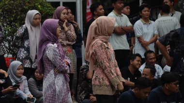 Birlikte duran bir grup insan. Hepsi gülümsüyor ve gösterinin ya da ilginç aktivitenin tadını çıkarıyor gibi görünüyorlar, Pekalongan Endonezya, 14 Ağustos 2025