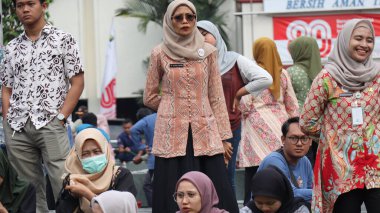 Birlikte duran bir grup insan. Hepsi gülümsüyor ve gösterinin ya da ilginç aktivitenin tadını çıkarıyor gibi görünüyorlar, Pekalongan Endonezya, 14 Ağustos 2025