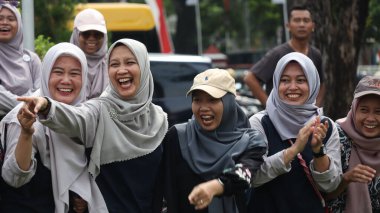 İnsanlar bir araya geldi, mutlu bir şekilde güldüler ve heyecan verici gösteri veya aktivitenin tadını çıkarıyor gibi görünüyorlardı, Pekalongan Endonezya, 14 Ağustos 2025