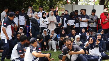 Birlikte duran bir grup insan. Hepsi gülümsüyor ve gösterinin ya da ilginç aktivitenin tadını çıkarıyor gibi görünüyorlar, Pekalongan Endonezya, 14 Ağustos 2025