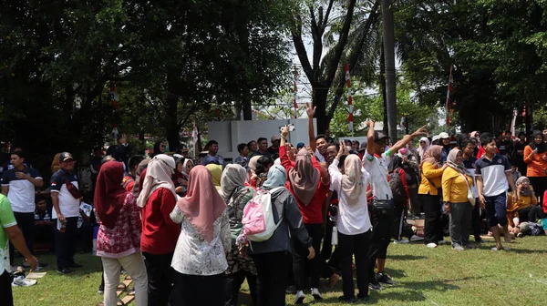 Bir grup insan bir parkta toplandı. Sahne kutlama ve canlı, Pekalongan Endonezya, 14 Ağustos 2025