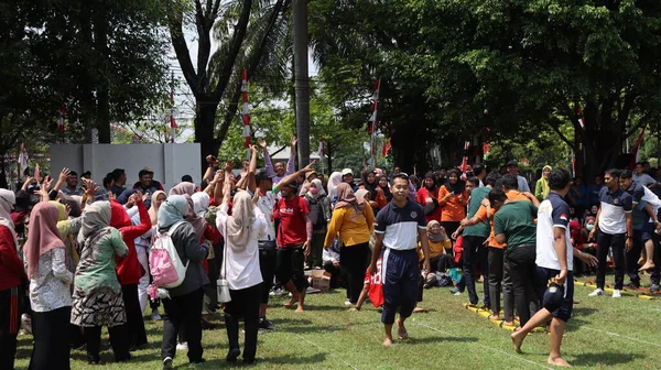 Bir grup insan bir parkta toplandı. Sahne kutlama ve canlı, Pekalongan Endonezya, 14 Ağustos 2025