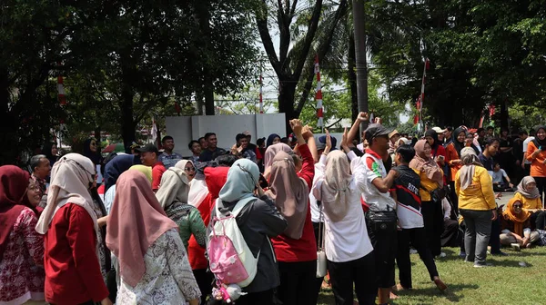 Bir grup insan bir parkta toplandı. Sahne kutlama ve canlı, Pekalongan Endonezya, 14 Ağustos 2025