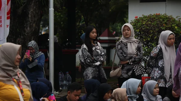 Birlikte duran bir grup insan. Hepsi gülümsüyor ve gösterinin ya da ilginç aktivitenin tadını çıkarıyor gibi görünüyorlar, Pekalongan Endonezya, 14 Ağustos 2025