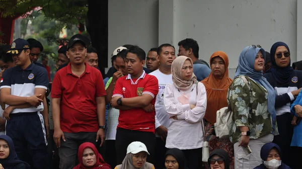 Birlikte duran bir grup insan. Hepsi gülümsüyor ve gösterinin ya da ilginç aktivitenin tadını çıkarıyor gibi görünüyorlar, Pekalongan Endonezya, 14 Ağustos 2025