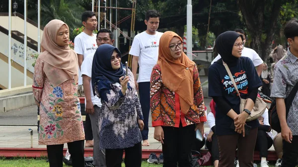 Birlikte duran bir grup insan. Hepsi gülümsüyor ve gösterinin ya da ilginç aktivitenin tadını çıkarıyor gibi görünüyorlar, Pekalongan Endonezya, 14 Ağustos 2025