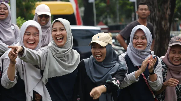 İnsanlar bir araya geldi, mutlu bir şekilde güldüler ve heyecan verici gösteri veya aktivitenin tadını çıkarıyor gibi görünüyorlardı, Pekalongan Endonezya, 14 Ağustos 2025