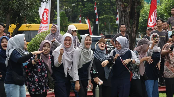 İnsanlar bir araya geldi, mutlu bir şekilde güldüler ve heyecan verici gösteri veya aktivitenin tadını çıkarıyor gibi görünüyorlardı, Pekalongan Endonezya, 14 Ağustos 2025