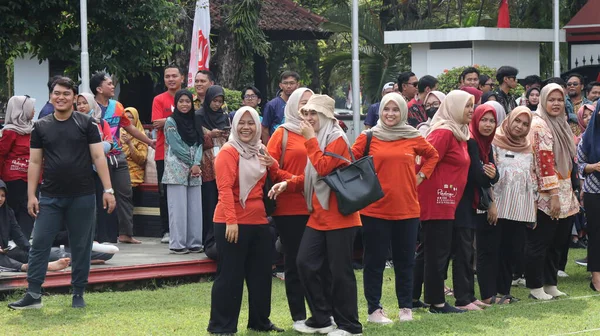 Birlikte duran bir grup insan. Hepsi gülümsüyor ve gösterinin ya da ilginç aktivitenin tadını çıkarıyor gibi görünüyorlar, Pekalongan Endonezya, 14 Ağustos 2025