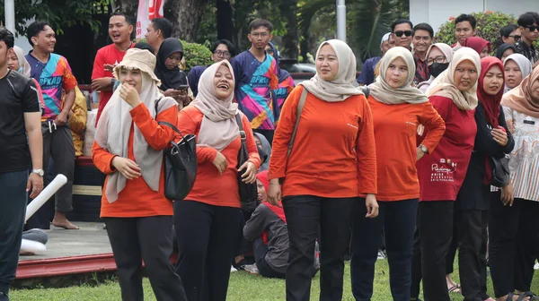 Birlikte duran bir grup insan. Hepsi gülümsüyor ve gösterinin ya da ilginç aktivitenin tadını çıkarıyor gibi görünüyorlar, Pekalongan Endonezya, 14 Ağustos 2025