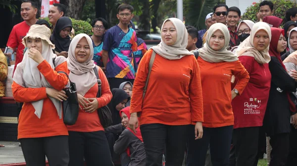 Birlikte duran bir grup insan. Hepsi gülümsüyor ve gösterinin ya da ilginç aktivitenin tadını çıkarıyor gibi görünüyorlar, Pekalongan Endonezya, 14 Ağustos 2025