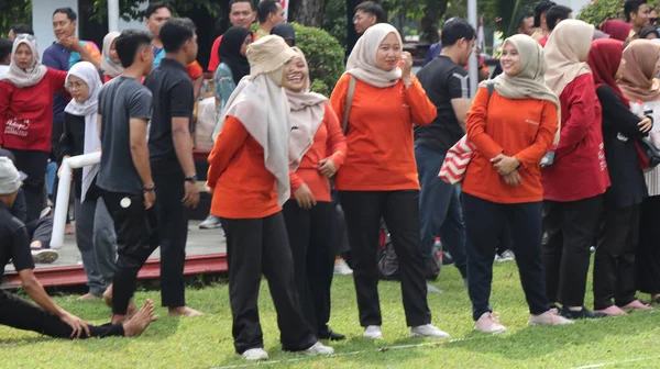 Birlikte duran bir grup insan. Hepsi gülümsüyor ve gösterinin ya da ilginç aktivitenin tadını çıkarıyor gibi görünüyorlar, Pekalongan Endonezya, 14 Ağustos 2025