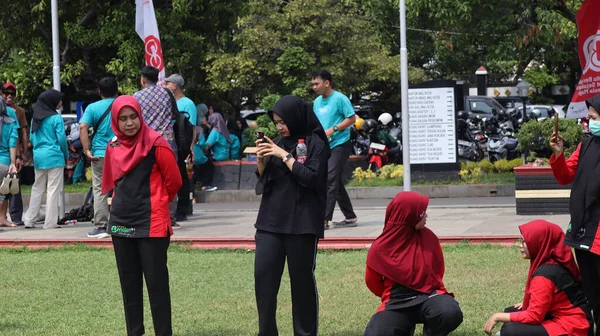 Birlikte duran bir grup insan. Hepsi gülümsüyor ve gösterinin ya da ilginç aktivitenin tadını çıkarıyor gibi görünüyorlar, Pekalongan Endonezya, 14 Ağustos 2025