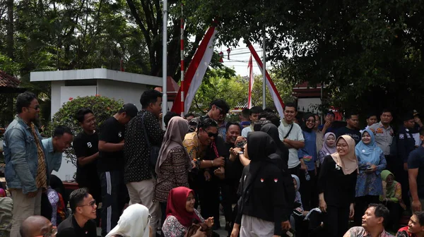 Birlikte duran bir grup insan. Hepsi gülümsüyor ve gösterinin ya da ilginç aktivitenin tadını çıkarıyor gibi görünüyorlar, Pekalongan Endonezya, 14 Ağustos 2025