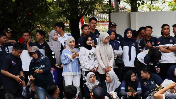 Birlikte duran bir grup insan. Hepsi gülümsüyor ve gösterinin ya da ilginç aktivitenin tadını çıkarıyor gibi görünüyorlar, Pekalongan Endonezya, 14 Ağustos 2025