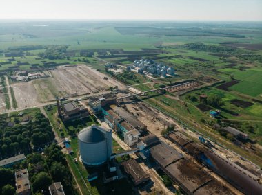 Kuşbakışı çekilen çok büyük bir tahıl asansörü.