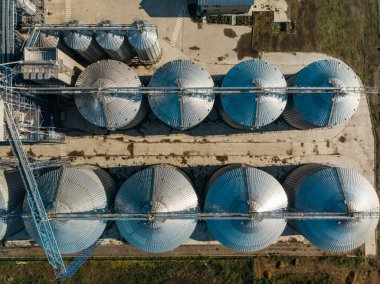 Kuşbakışı çekilen çok büyük bir tahıl asansörü.