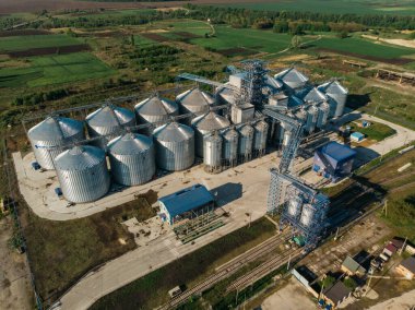 Kuşbakışı çekilen çok büyük bir tahıl asansörü.