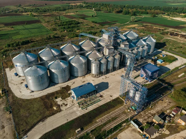 Kuşbakışı çekilen çok büyük bir tahıl asansörü.