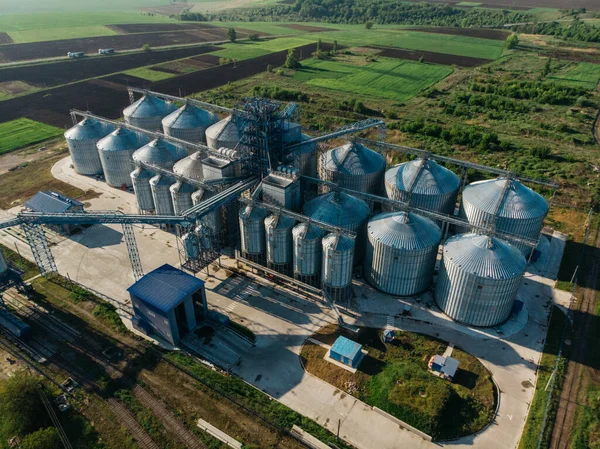 Kuşbakışı çekilen çok büyük bir tahıl asansörü.