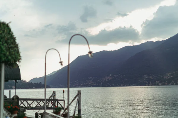 Tájkép tó Como Felhőszerű reggeli sétányon — Stock Fotó