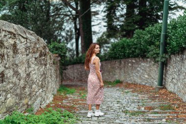 Como Gölü kıyısında bulutlu bir günde güzel bir kız.