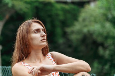 Como Gölü kıyısında bulutlu bir günde güzel bir kız.