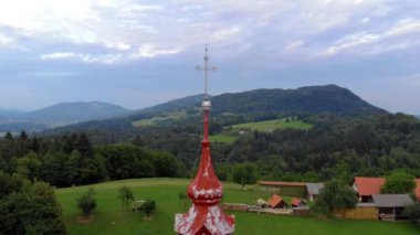 Slovenya Avrupa 'daki manzara manzaralı kilise kulesinin havadan yakın çekimi
