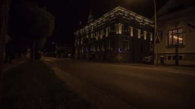 Kültür merkezi Bernik, Domzale, Slovenya 'nın dışında, geceleri. Düşük açı.