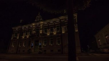 Güzel, büyük, eski bir binanın gece manzarası..