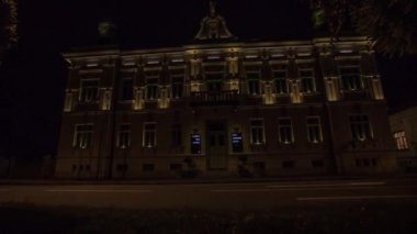 Gece boyunca eski bir binanın dış tasarımının güzel bir sahnesi. Geniş çekim.