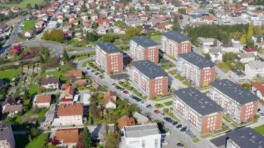 Slovenya 'nın Domzale kentindeki apartman grupları üzerinde hava paraşütü açıldı