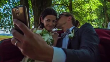 Yeni evliler at arabasında selfie çekiyorlar. Romantik görünüyor. Yaz zamanı..