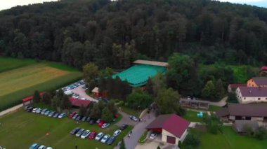 Slovenya 'nın Domzale kentindeki güzel dağlarla çevrili yaz tiyatrosunun kuş bakışı manzarası