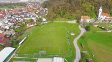 Orta Avrupa 'da Slovenya' nın Domzale banliyösündeki bir futbol sahası üzerinde hava paraşütü açıldı