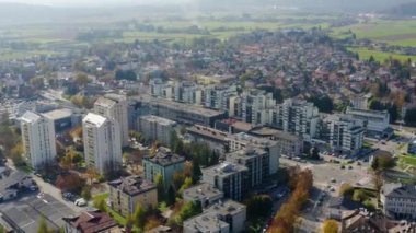 Slovenya 'nın Domzale kentinin yeşil tarlaları ve tepeleriyle havadan çekilen görüntüler gösteriyor ki