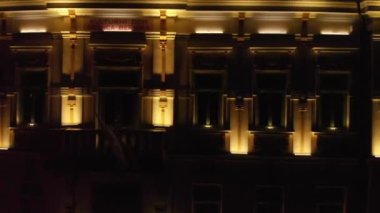 Franc Bernik Kültür Evi 'nde Slovenya bayrağı dalgalanması, hava çekimi, gece