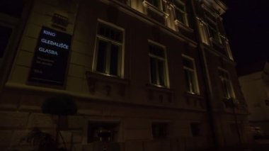 Gece vakti inanılmaz mimarisi olan büyük bir klasik bina..