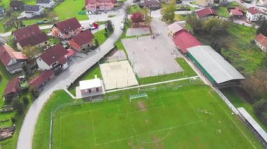 Domzale 'nin banliyölerindeki okul parkının ve futbol sahasının üzerinden havadan çekilmiş.