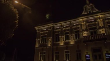 Güzel bir dış yapısal tasarımı olan düşük katlı bir bina.