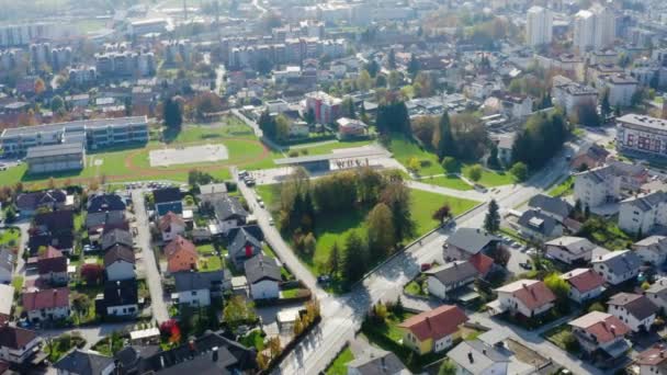 スロベニアのDomzale市内中心部にある美しい緑の公園の広い角度の空中視差ショット — ストック動画