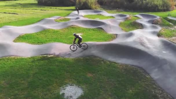 Slovenya Nın Domzale Kentindeki Bisiklet Pistinde Bmx Motoruyla Yarışan Bir — Stok video