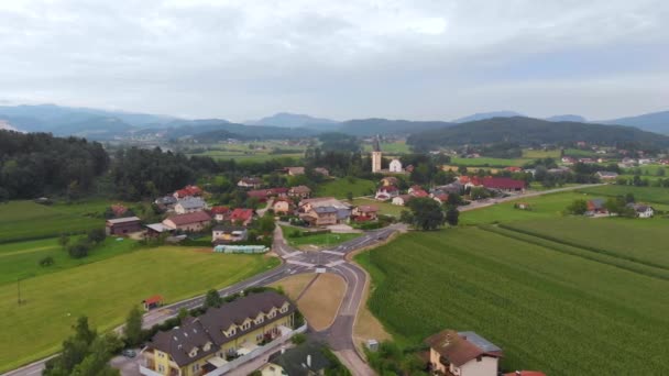 Letecké Záběry Vesnice Slovinsku Evropa Domy Silnicemi Poli Mraky Krajinou — Stock video