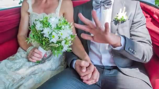 Uma Visão Próxima Casal Casamento Mãos Dadas Enquanto Viaja Carruagem — Vídeo de Stock